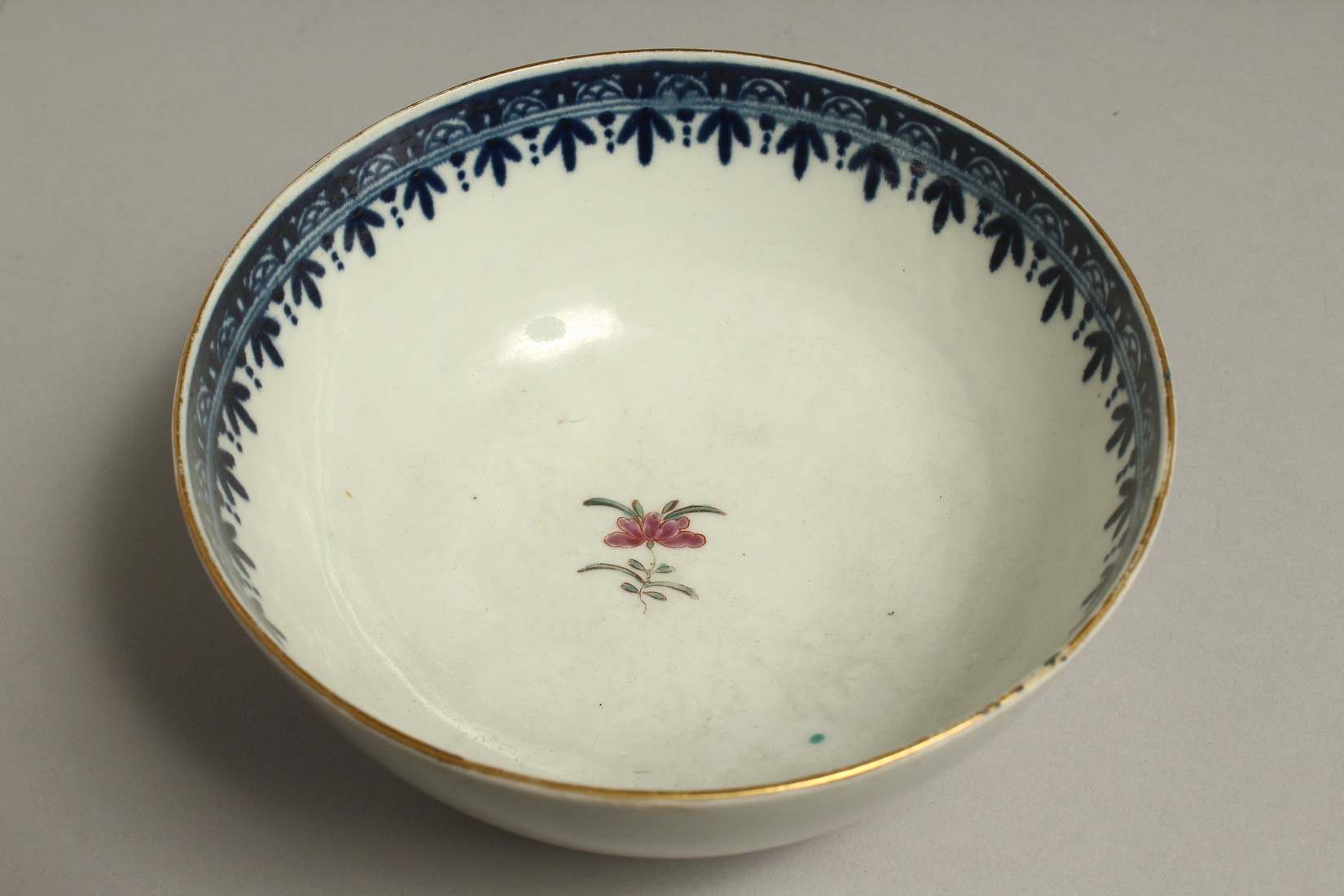 AN 18TH CENTURY WORCESTER BOWL painted with a version of the Conjurer pattern, having two figural - Bild 5 aus 6