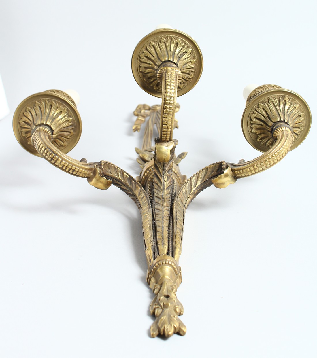A SINGLE ORMOLU THREE LIGHT WALL APPLIQUE, with ribbon and bow finial and floral back plate. 23.5ins - Image 4 of 5