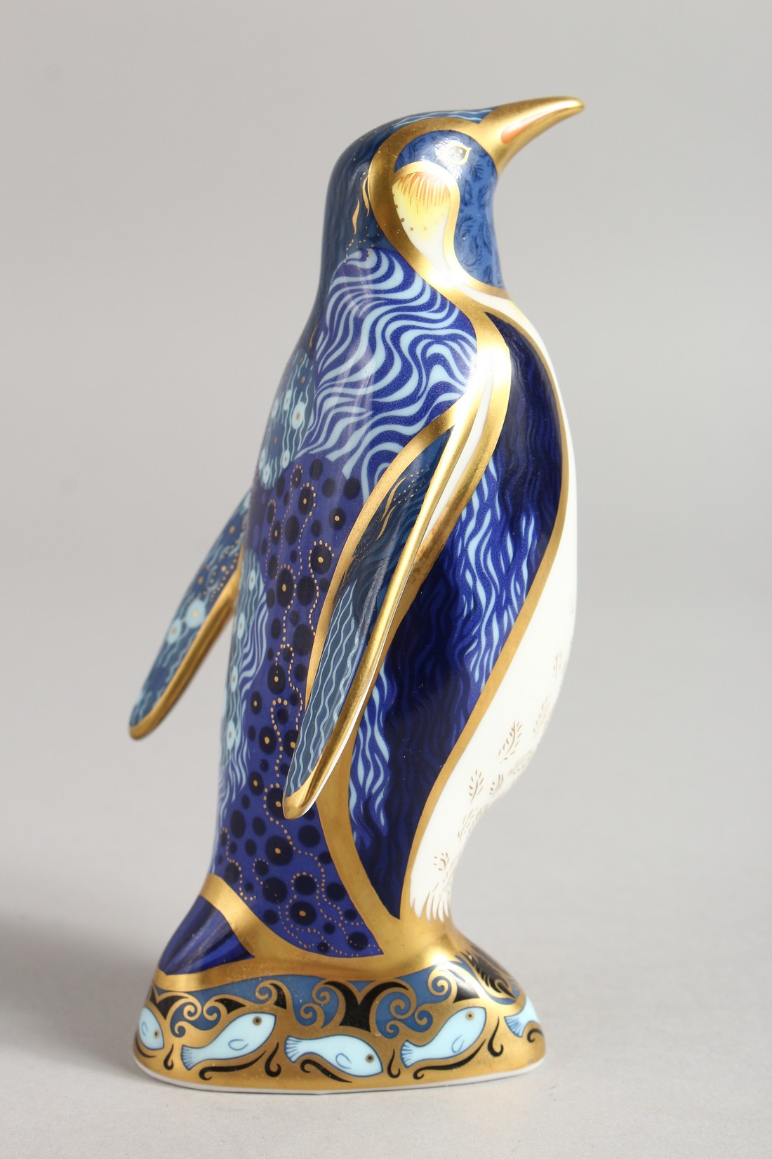 A ROYAL CROWN DERBY PAPERWEIGHT of an Emperor Penguin, dated 2006. - Bild 4 aus 5