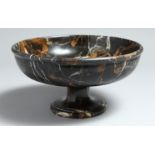 AN ITALIAN VENUS MARBLE CIRCULAR TAZZA. 8.5ins diameter.