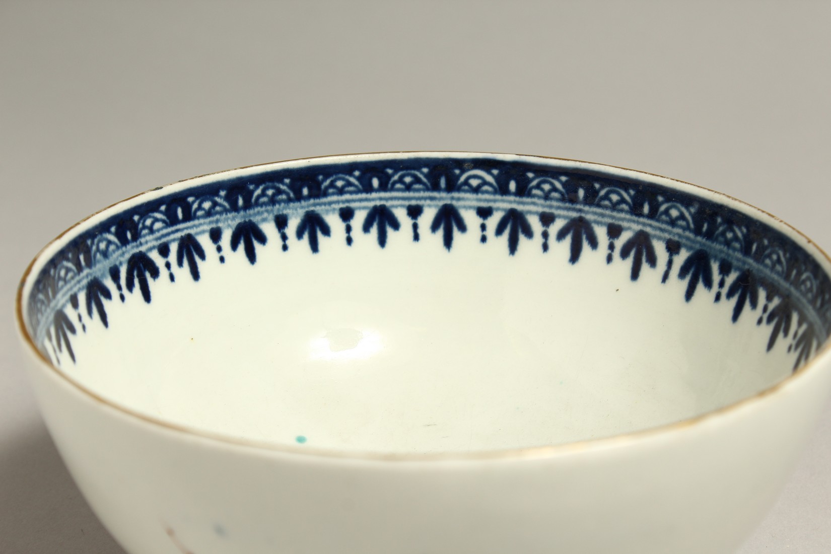 AN 18TH CENTURY WORCESTER BOWL painted with a version of the Conjurer pattern, having two figural - Bild 4 aus 6