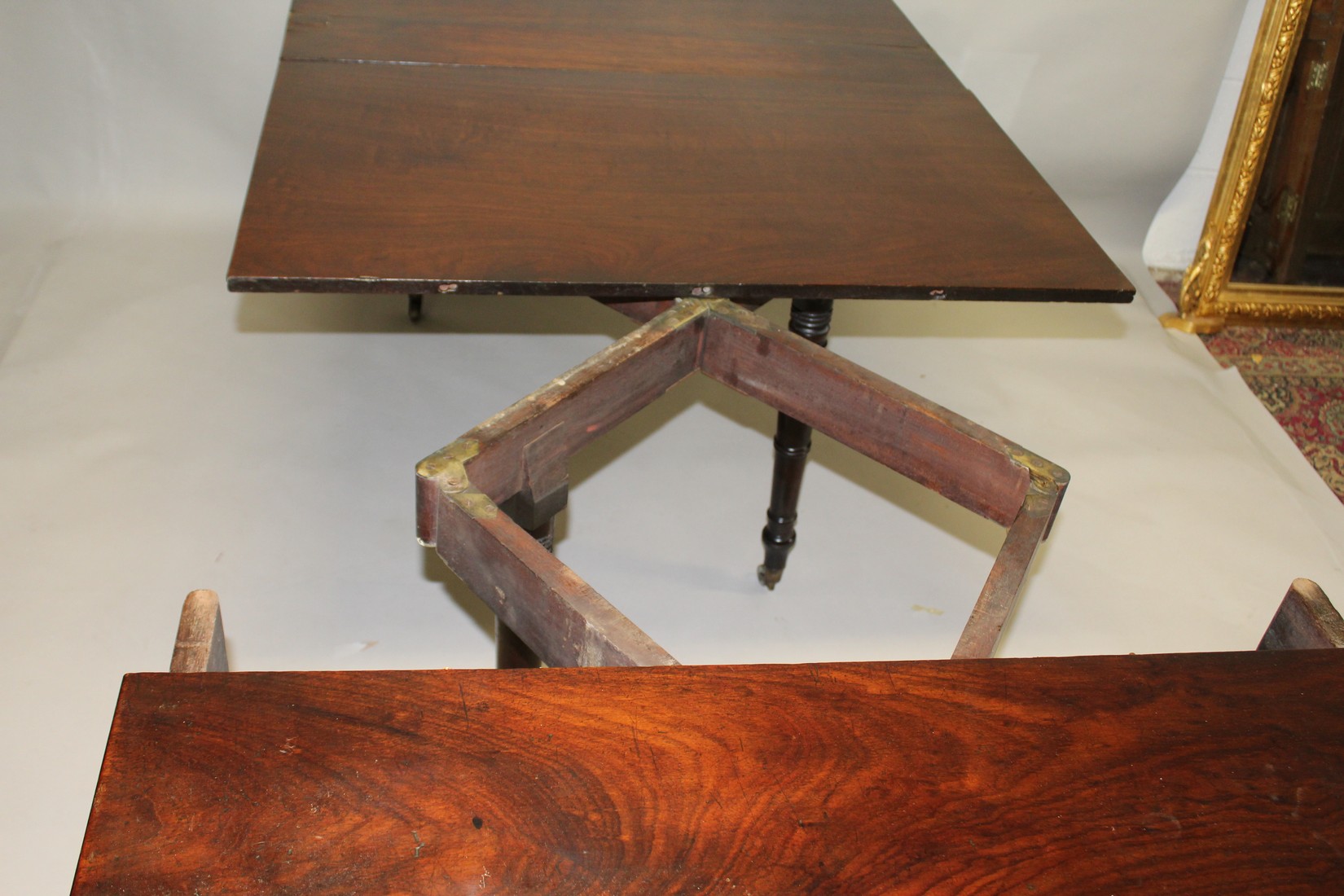 AN EARLY 19TH CENTURY MAHOGANY EXTENDING DINING TABLE, with patinated ratchet and hinged - Image 8 of 15