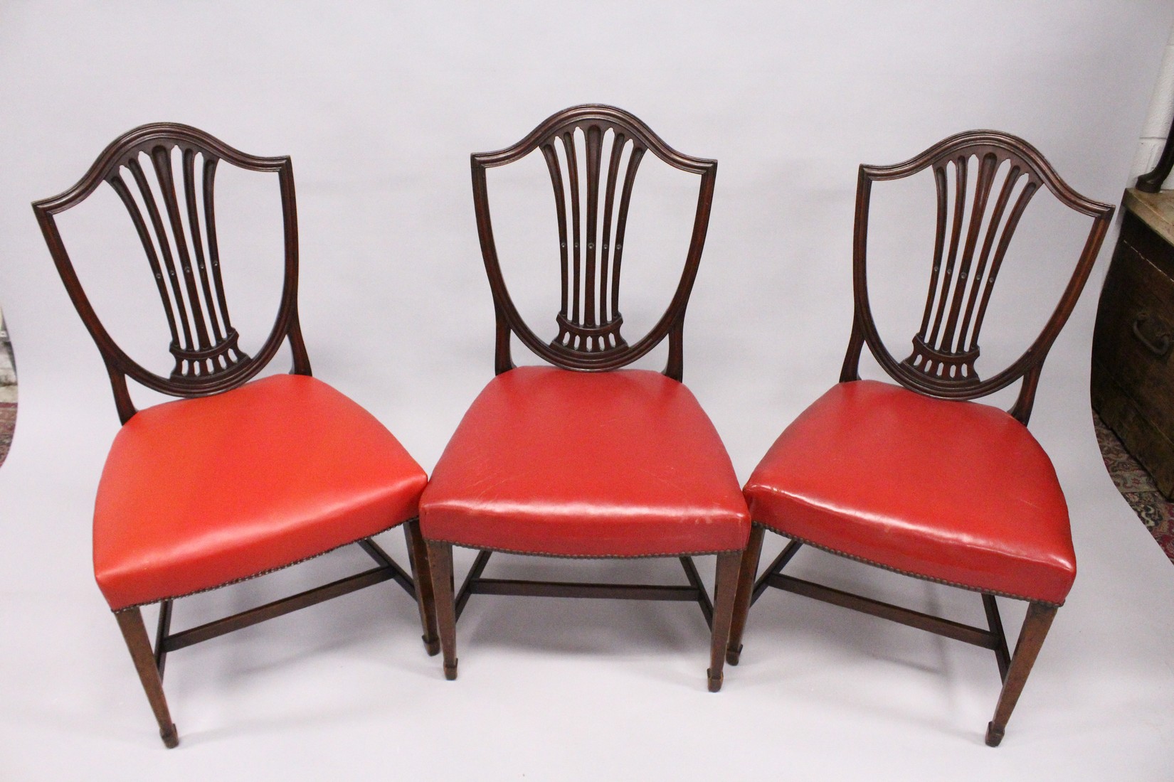 A SET OF FOUR HEPPLEWHITE MAHOGANY SHIELD BACK SINGLE CHAIRS with leather seats. - Image 4 of 4