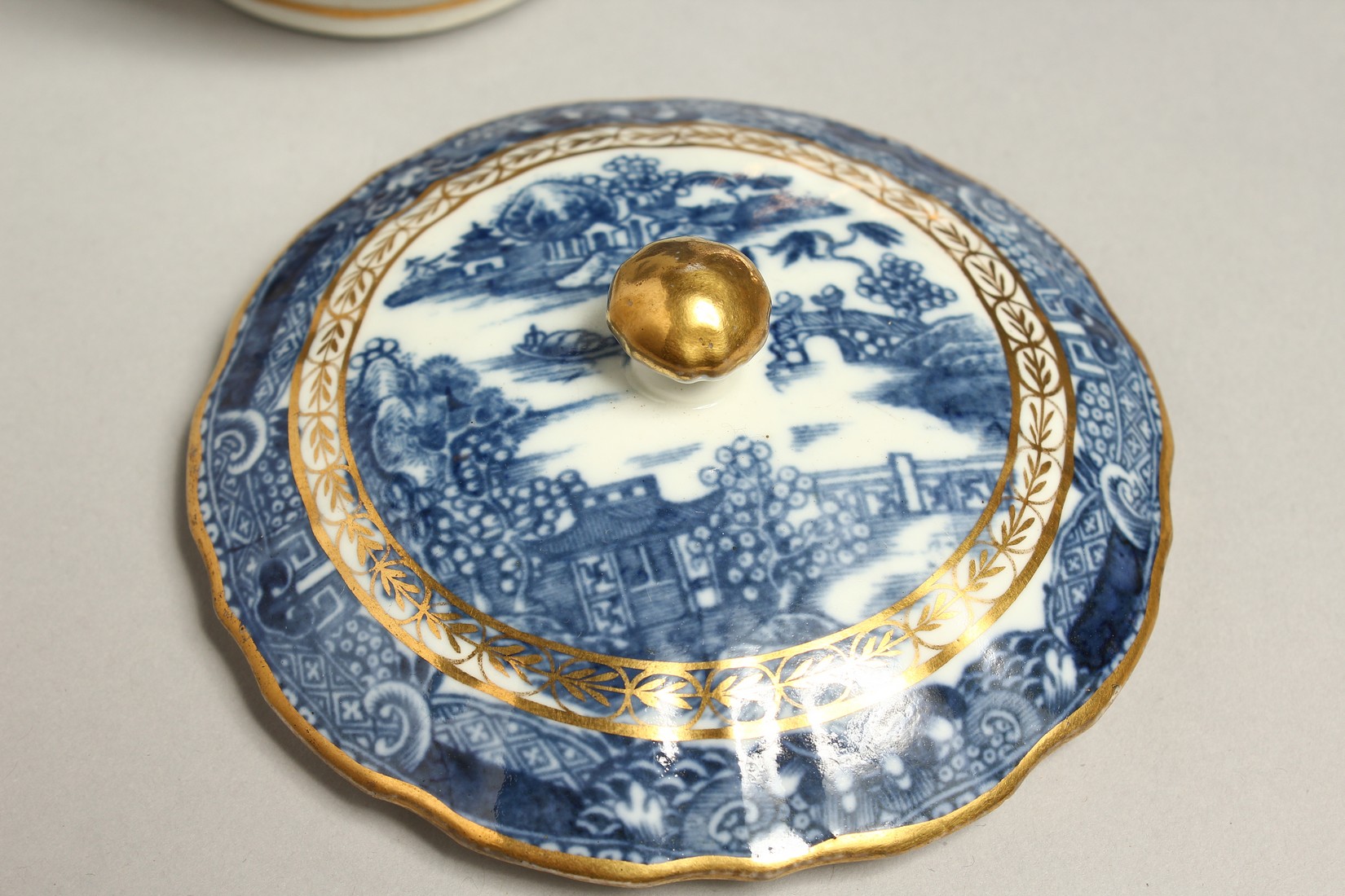 AN 18TH CENTRUY CAUGHLEY SUCRIER AND COVER in the Pagoda pattern and a matching saucer dish (3). - Bild 5 aus 8