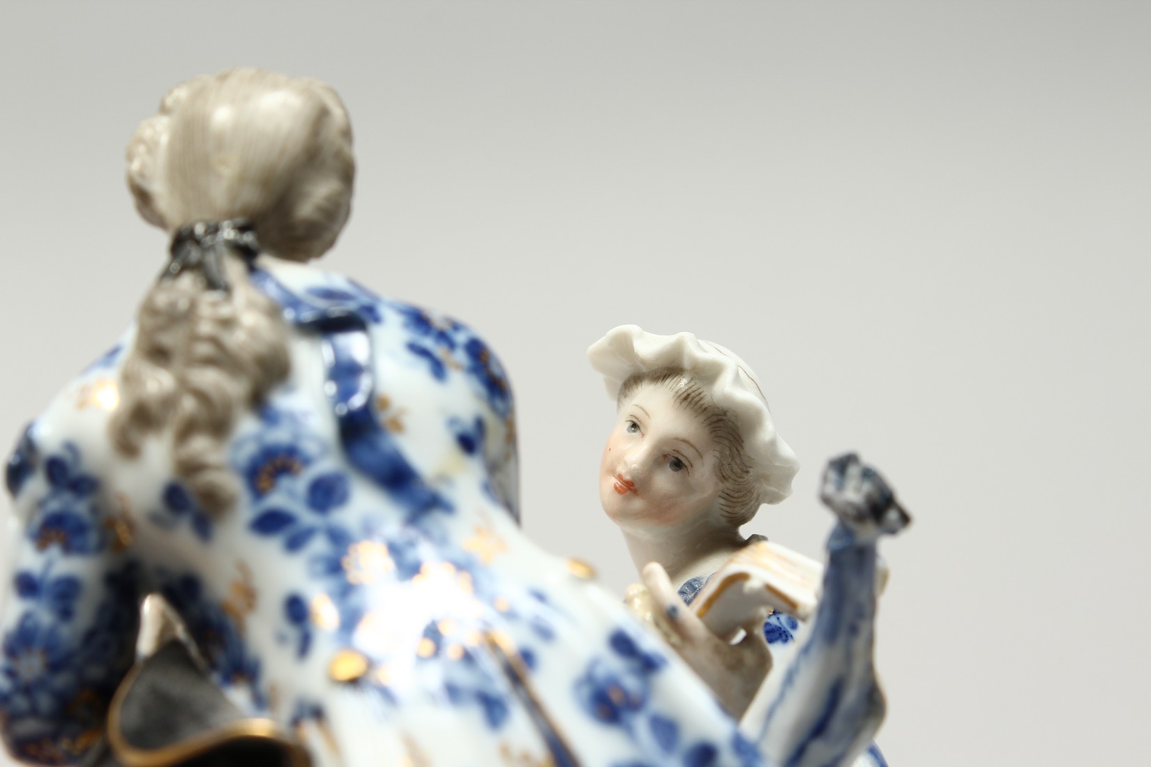 A GOOD MEISSEN PORCELAIN GROUP OF YOUNG LOVERS, a man with a lamb at his feet, a seated lady playing - Bild 15 aus 18