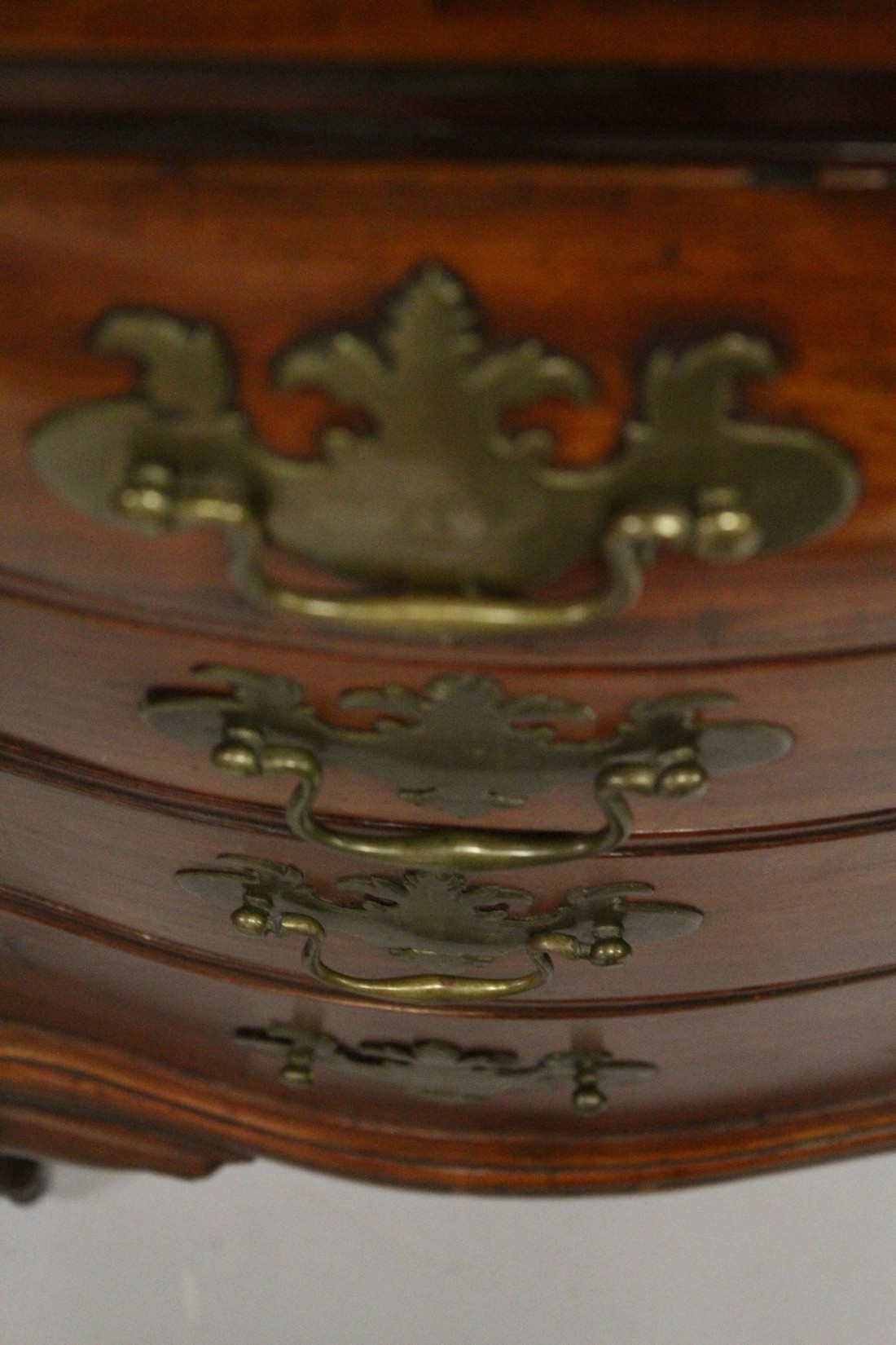 A SUPERB 18TH CENTURY AMERICAN, BOSTON, MAHOGANY, BUREAU BOOKCASE, the top with shaped cornice - Image 10 of 15