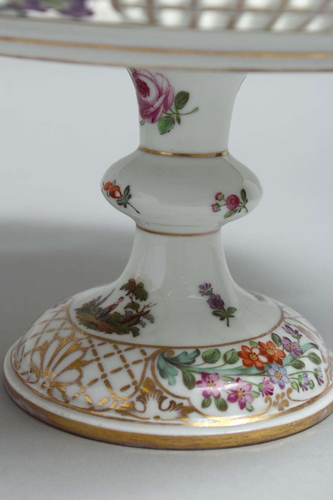 A VERY GOOD PAIR OF 19TH CENTURY DRESDEN PIERCED COMPORTS painted with flowers and figures mark in - Bild 8 aus 16