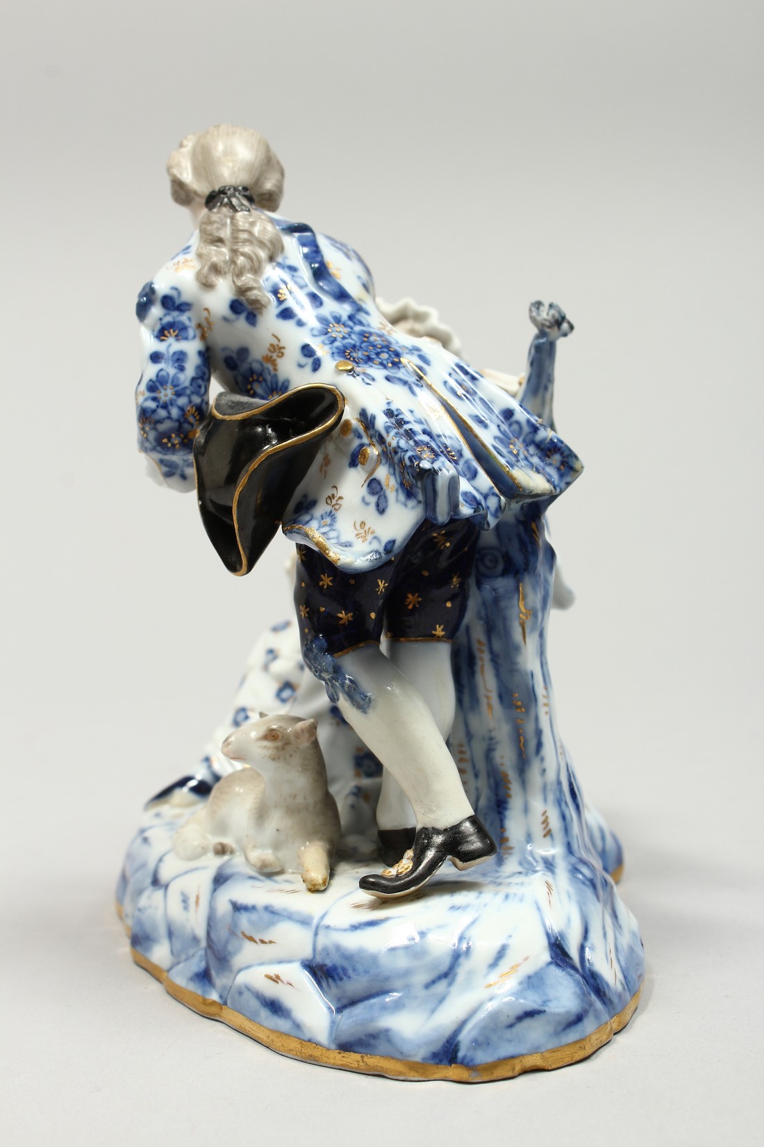 A GOOD MEISSEN PORCELAIN GROUP OF YOUNG LOVERS, a man with a lamb at his feet, a seated lady playing - Bild 4 aus 18