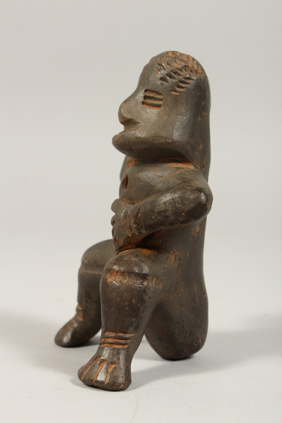 A SOUTH AMERICAN POTTERY WHISTLE as a seated figure,possibly from Peru. 4ins long - Bild 2 aus 4