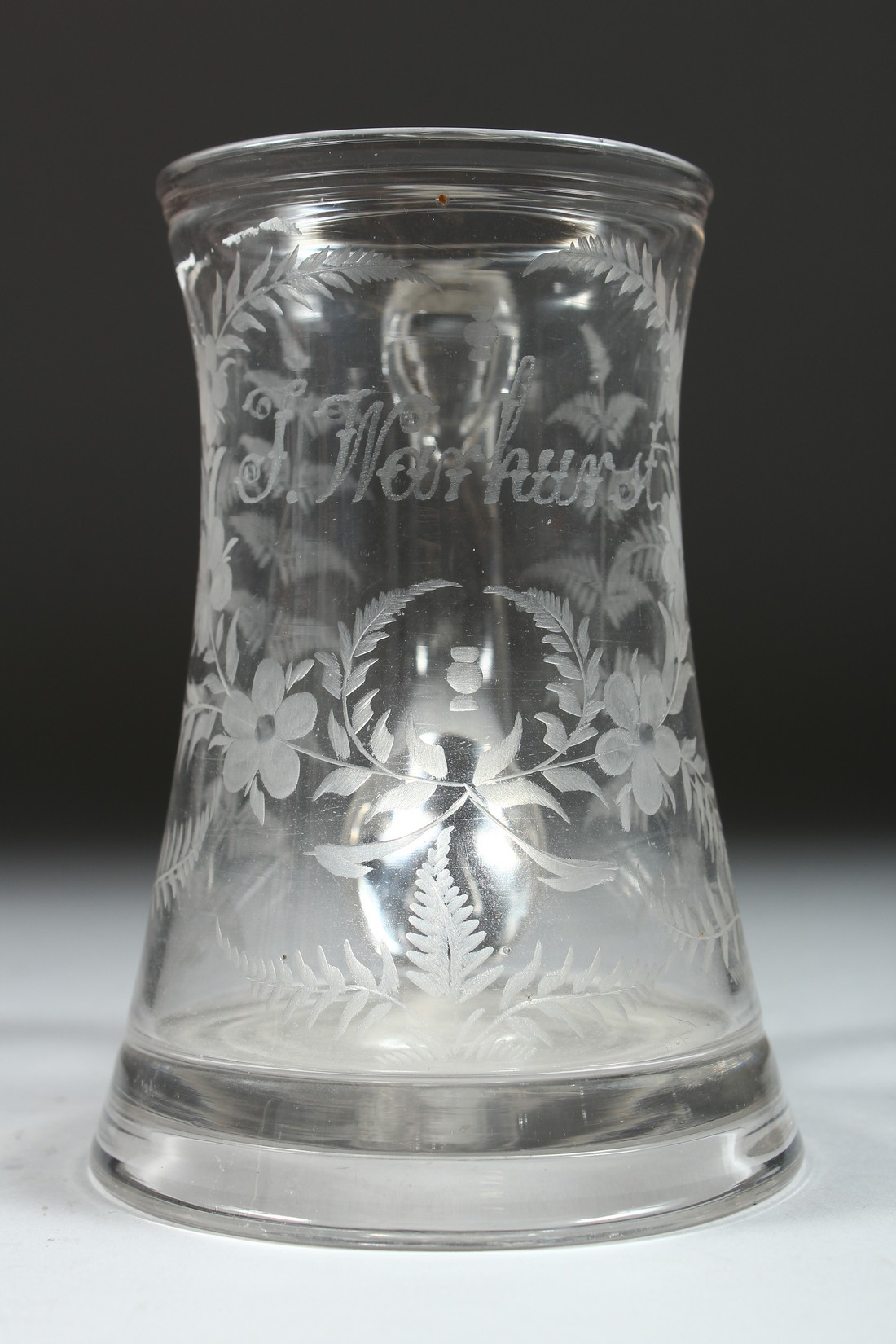 AN EARLY GLASS TANKARD engraved with flowers. T Warhurnt 5.5ins high. - Bild 7 aus 7