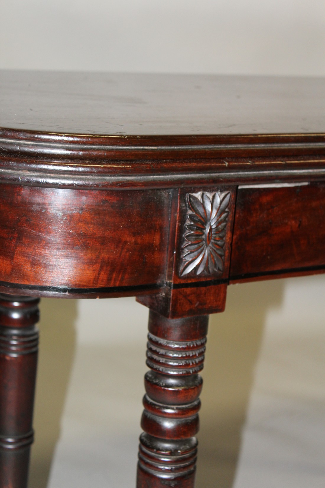 AN EARLY 19TH CENTURY MAHOGANY EXTENDING DINING TABLE, with patinated ratchet and hinged - Image 2 of 15