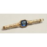 A 14CT GOLD AND SAPPHIRE BAR BROOCH