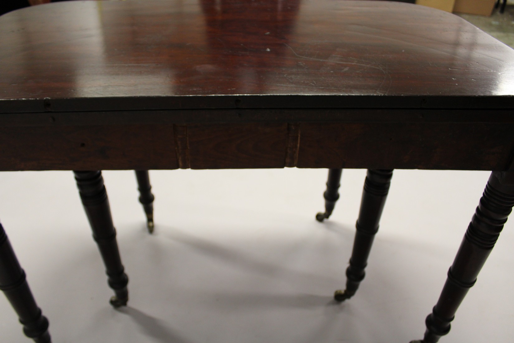 AN EARLY 19TH CENTURY MAHOGANY EXTENDING DINING TABLE, with patinated ratchet and hinged - Image 5 of 15