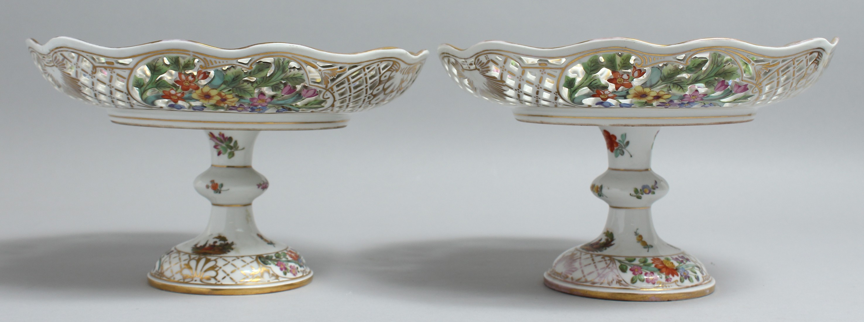A VERY GOOD PAIR OF 19TH CENTURY DRESDEN PIERCED COMPORTS painted with flowers and figures mark in - Bild 4 aus 16