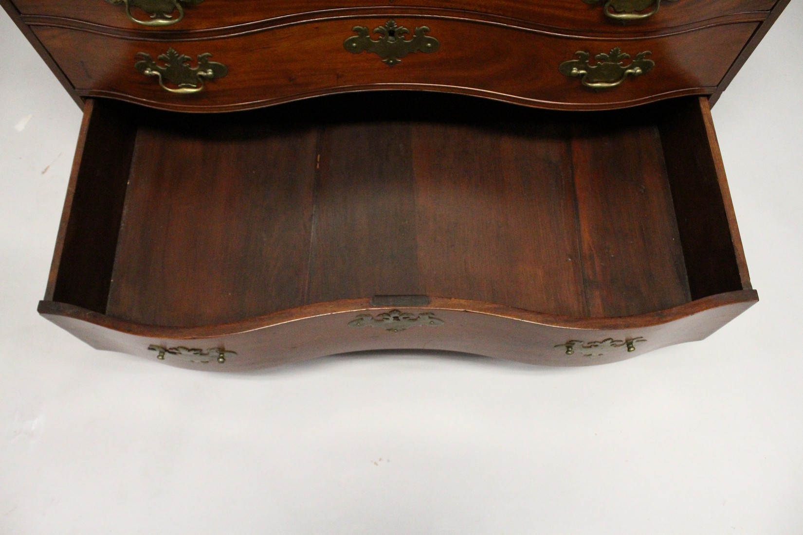 A SUPERB 18TH CENTURY AMERICAN, BOSTON, MAHOGANY, BUREAU BOOKCASE, the top with shaped cornice - Image 9 of 15