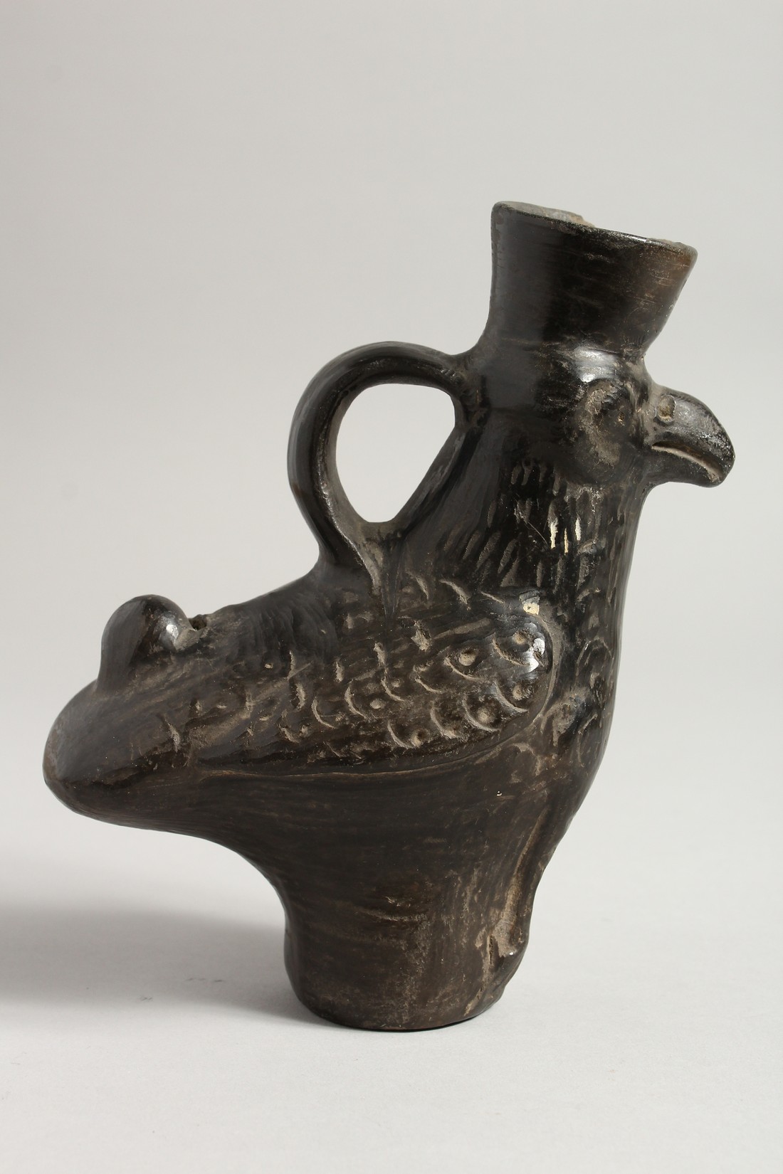 A SOUTH AMERICAN POTTERY BIRD JUG. 6.5ins high. - Bild 3 aus 5