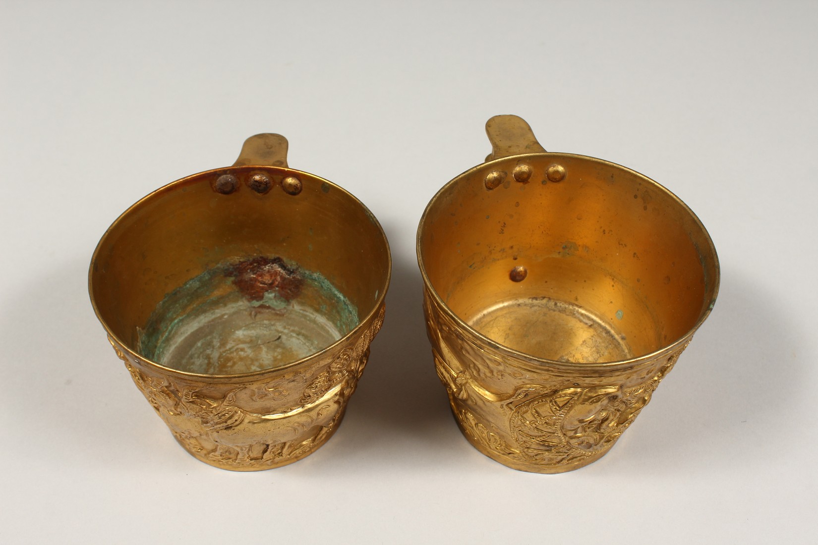 AFTER THE ANTIQUE. A PAIR OF GREEK TWO HANDLED GILT CUPS. 4ins diameter. - Bild 5 aus 8