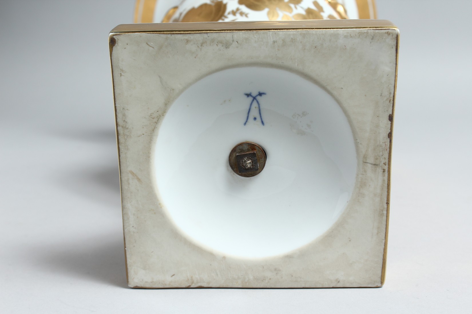 A PARIS WHITE AND GOLD TWO HANDLED URN SHAPED VASE on a square base. 15ins high. - Bild 6 aus 6