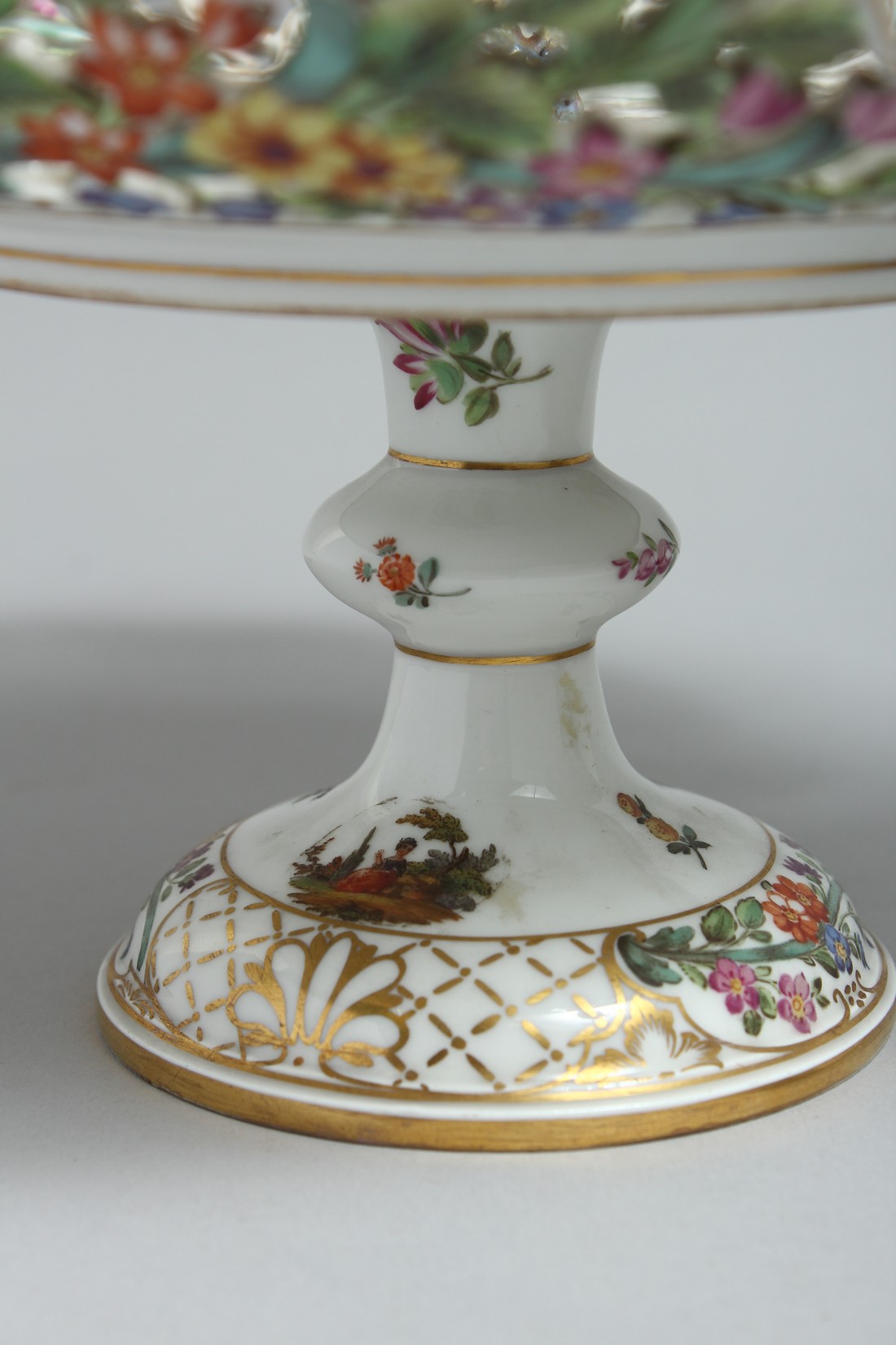 A VERY GOOD PAIR OF 19TH CENTURY DRESDEN PIERCED COMPORTS painted with flowers and figures mark in - Bild 6 aus 16