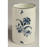 AN 18TH CENTURY WORCESTER GOOD TALL CYLINDRICAL MUG decorated in under glaze blue with the