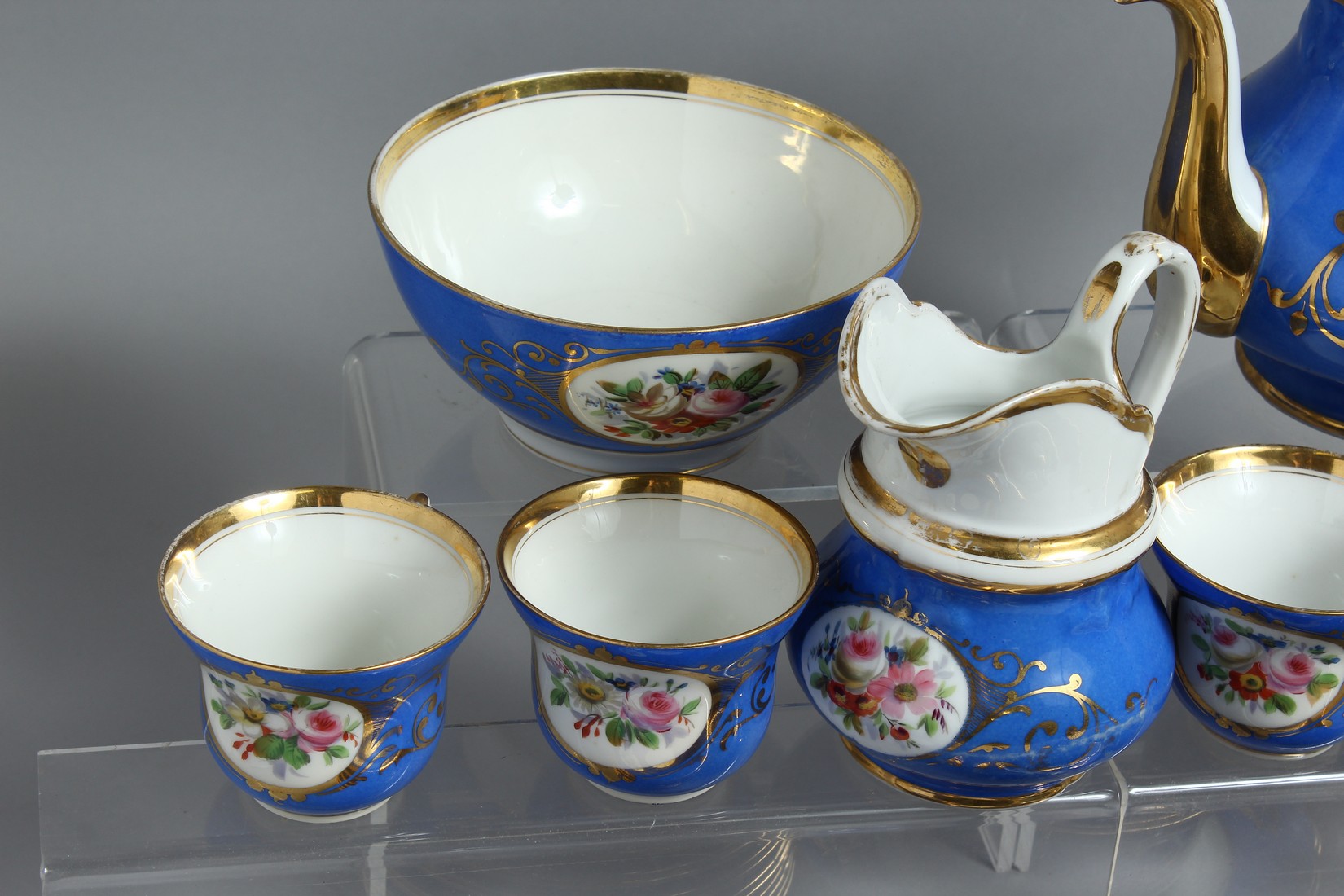 A CONTINENTAL BLUE GROUND PORCELAIN TEA SET comprising tea pot, sugar bowl, milk jug, bowl, bowl and - Bild 3 aus 10