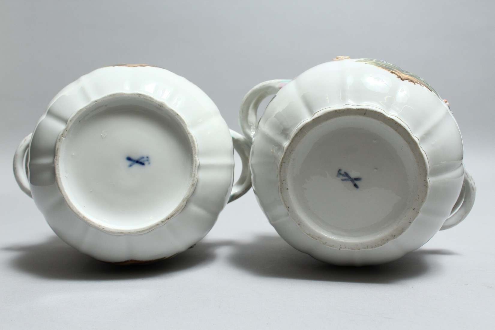 A GOOD PAIR OF DRESDEN PORCELAIN TWO HANDLED CACHE POTS painted and encrusted with birds and flowers - Bild 6 aus 8