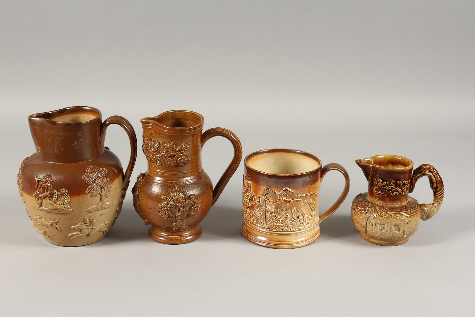 FOUR PIECES OF SALT GLAZE, three jugs and a mug (4). - Bild 4 aus 9