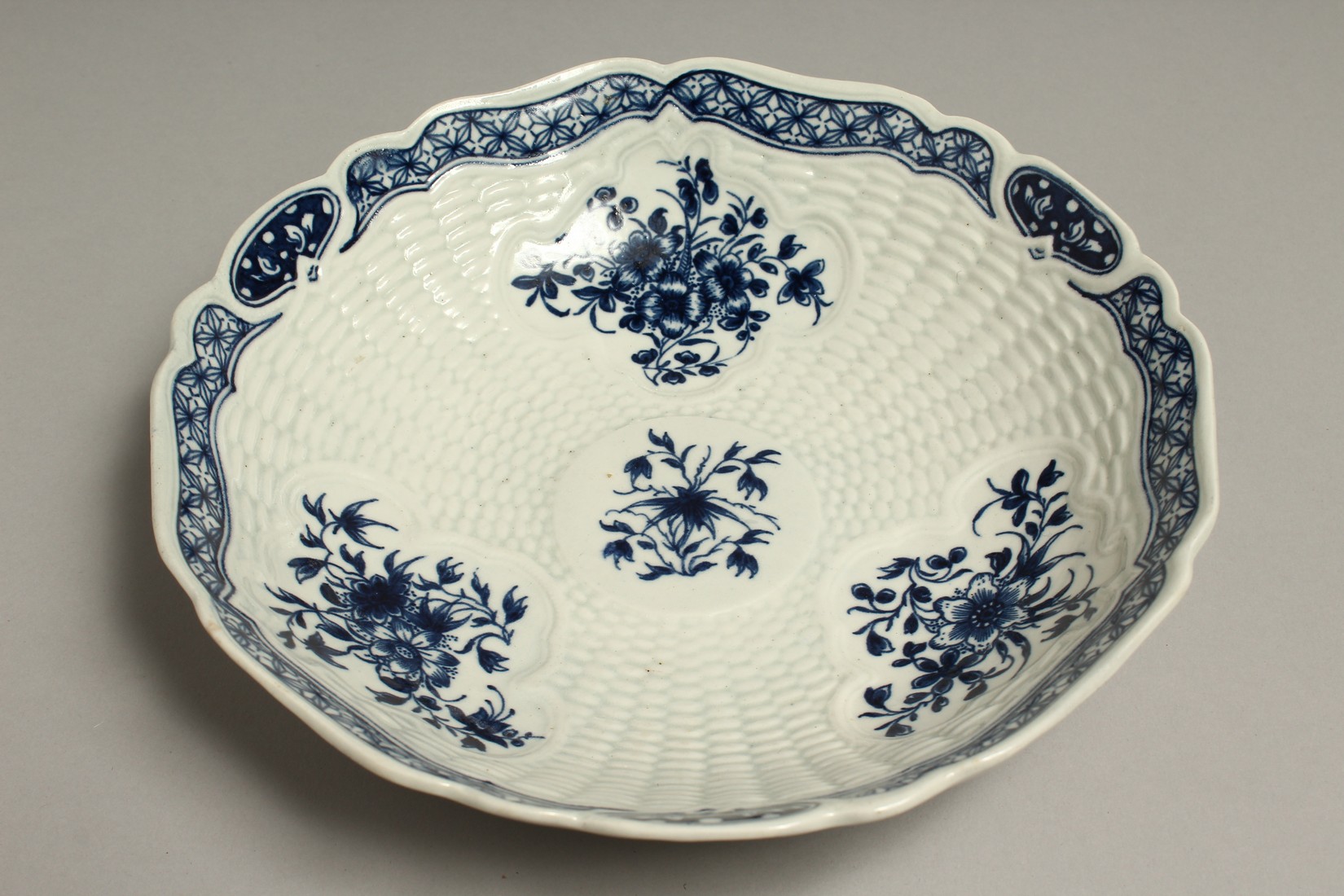 A WORCESTER BLUE AND WHITE CIRCULAR JUNKET DISH, rare, painted with a varient of the junket dish - Bild 4 aus 9