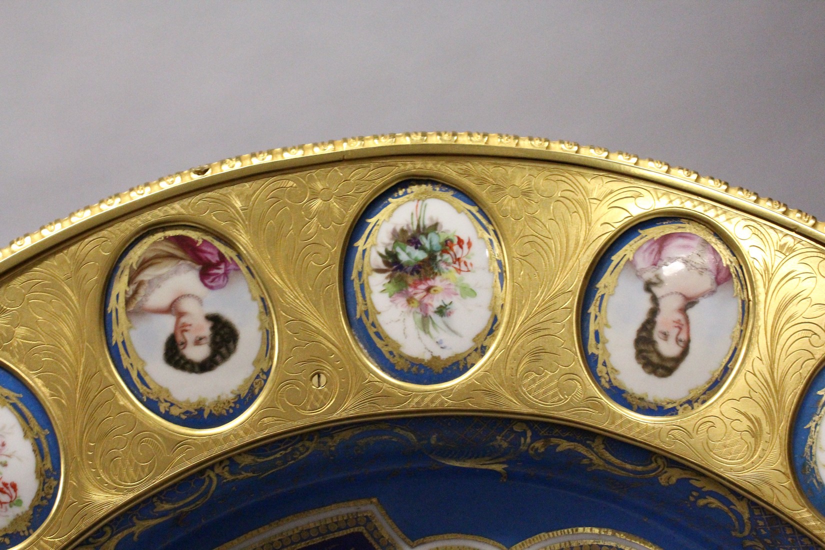 A SUPERB 19TH CENTURY SEVRES AND ORMOLU GEURIDON, thecircular top inset with a painted porcelain - Bild 12 aus 17