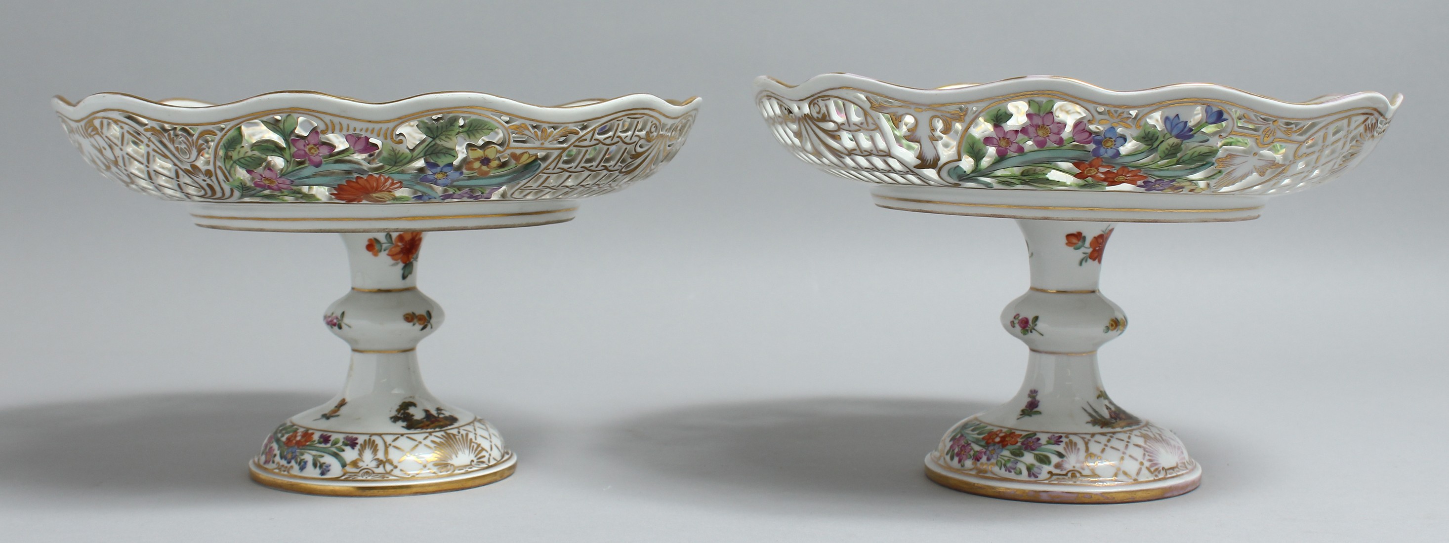 A VERY GOOD PAIR OF 19TH CENTURY DRESDEN PIERCED COMPORTS painted with flowers and figures mark in - Bild 3 aus 16