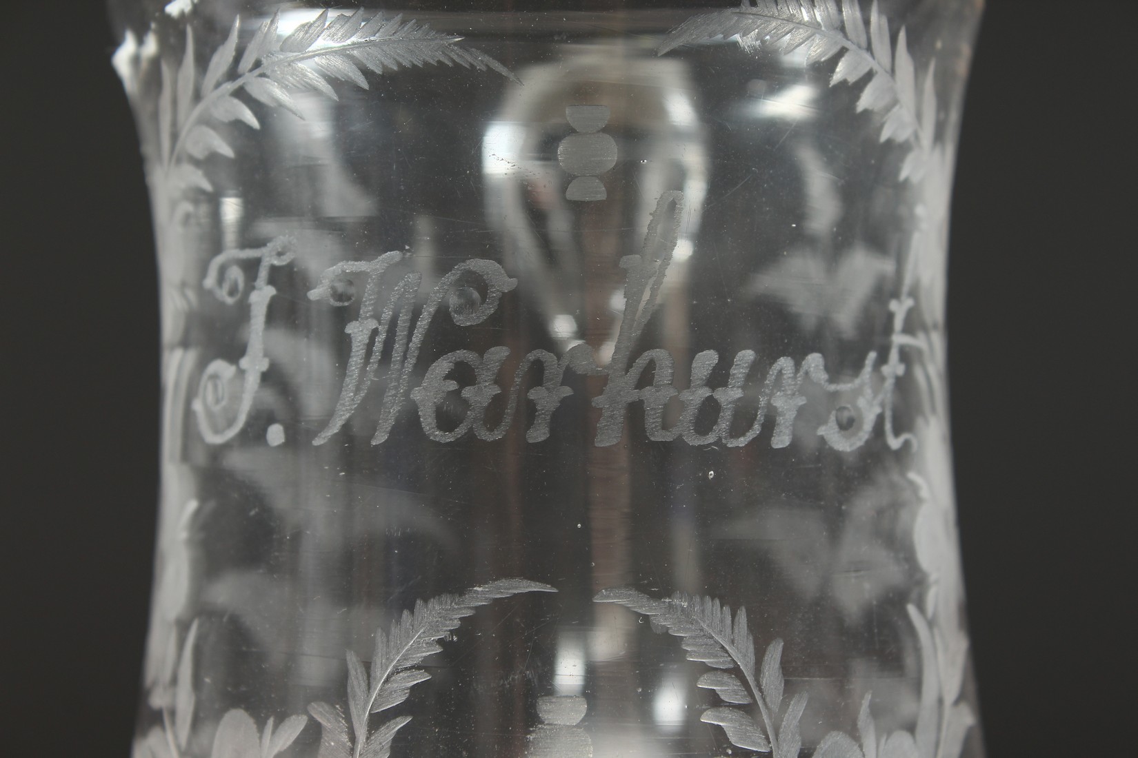 AN EARLY GLASS TANKARD engraved with flowers. T Warhurnt 5.5ins high. - Bild 6 aus 7