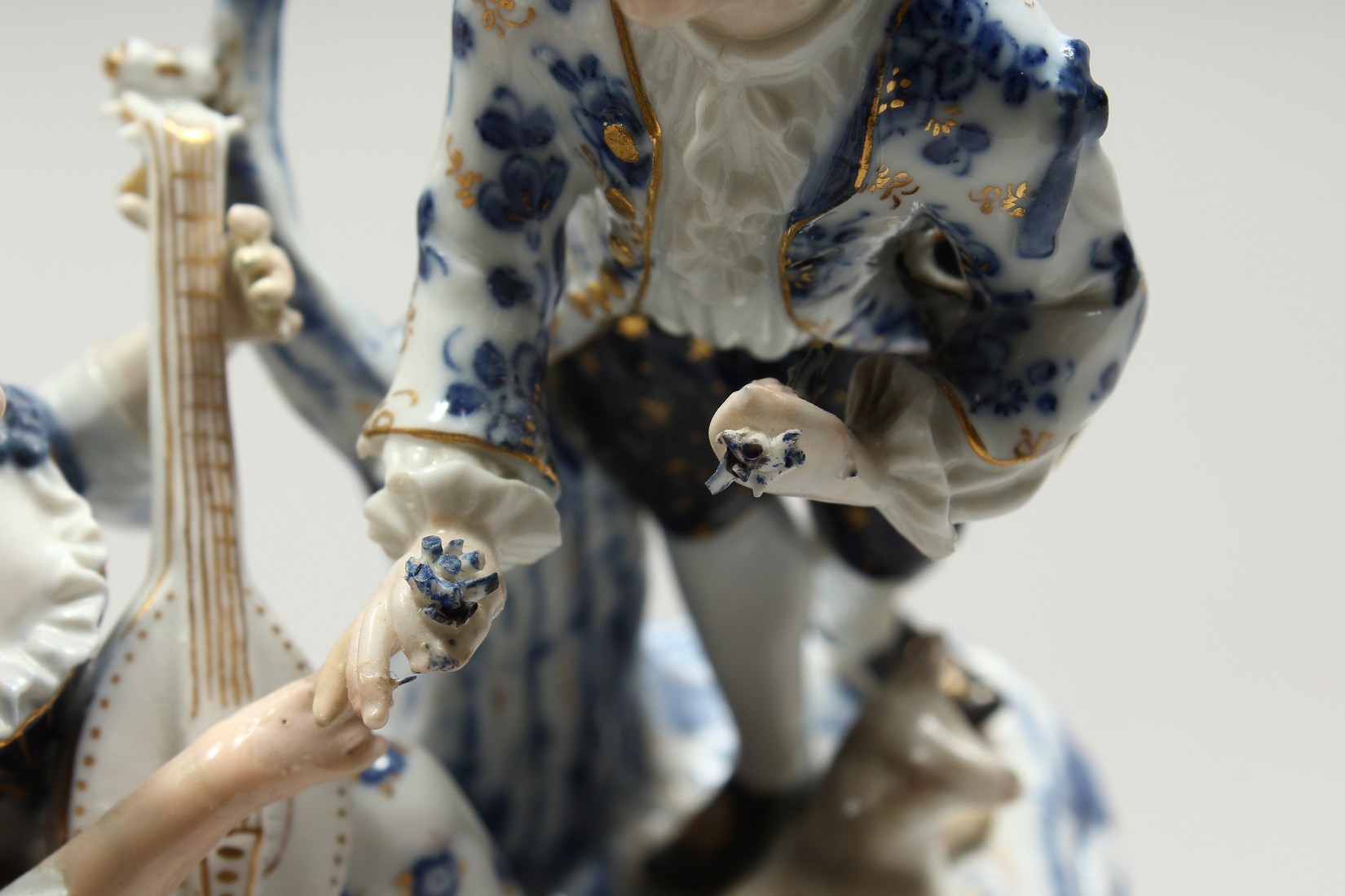 A GOOD MEISSEN PORCELAIN GROUP OF YOUNG LOVERS, a man with a lamb at his feet, a seated lady playing - Bild 11 aus 18