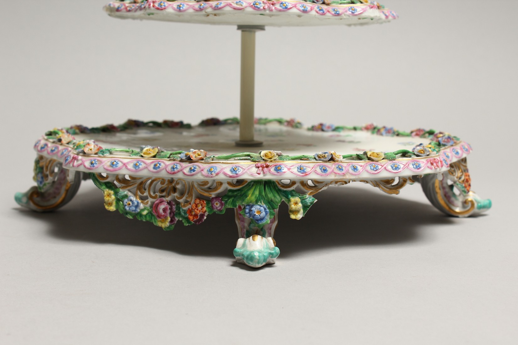 A 19TH CENTURY MEISSEN PORCELAIN TWO TIER STAND painted with roses and encrusted with flowers. Cross - Bild 2 aus 9