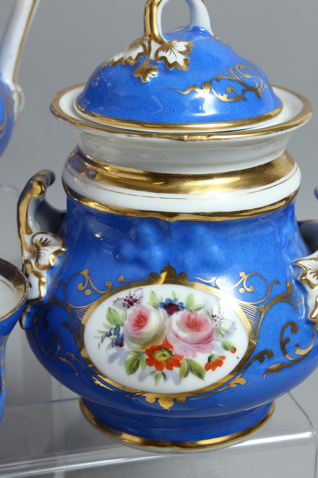 A CONTINENTAL BLUE GROUND PORCELAIN TEA SET comprising tea pot, sugar bowl, milk jug, bowl, bowl and - Bild 6 aus 10