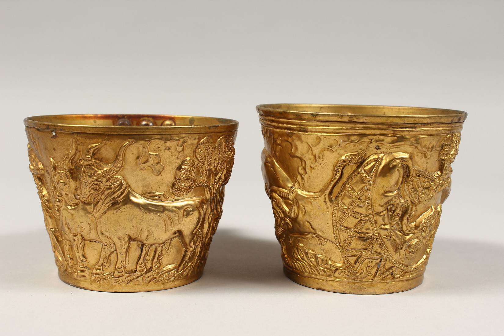 AFTER THE ANTIQUE. A PAIR OF GREEK TWO HANDLED GILT CUPS. 4ins diameter. - Bild 4 aus 8