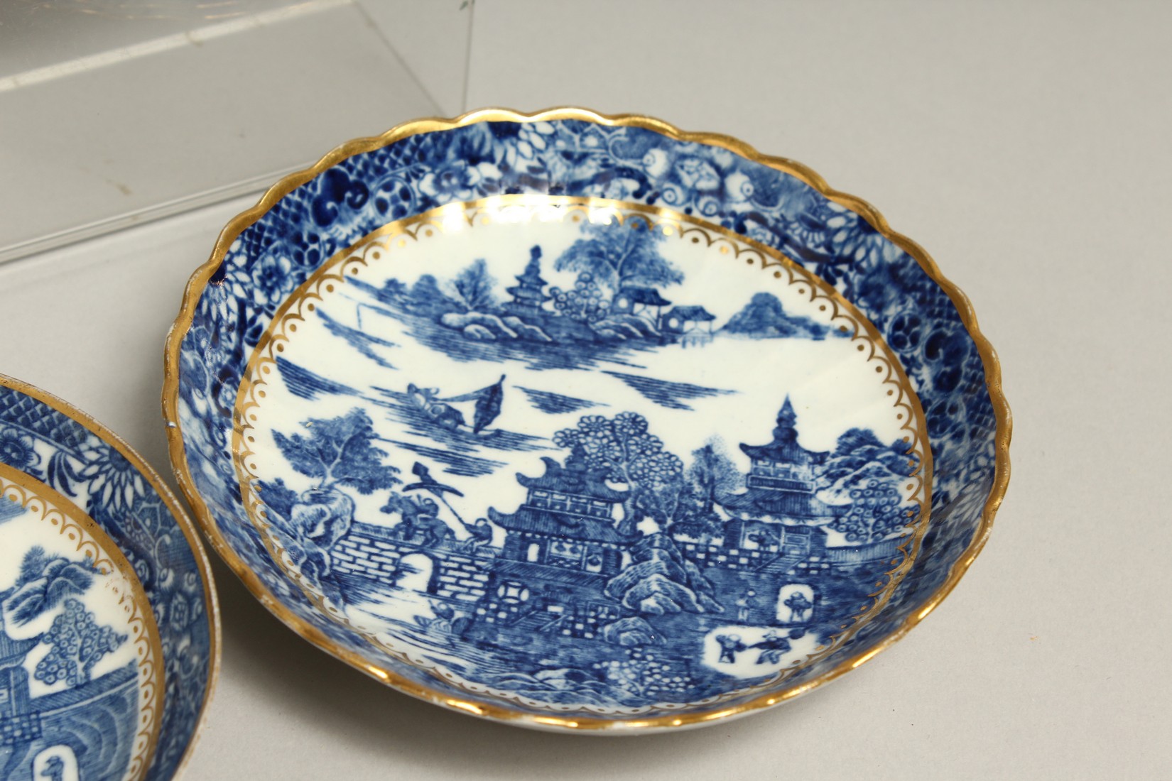 AN 18TH CENTURY CAUGHLEY PORCELAIN PAGODA TEA BOWL AND SAUCER, two Temple tea bowls and saucers, two - Bild 5 aus 8