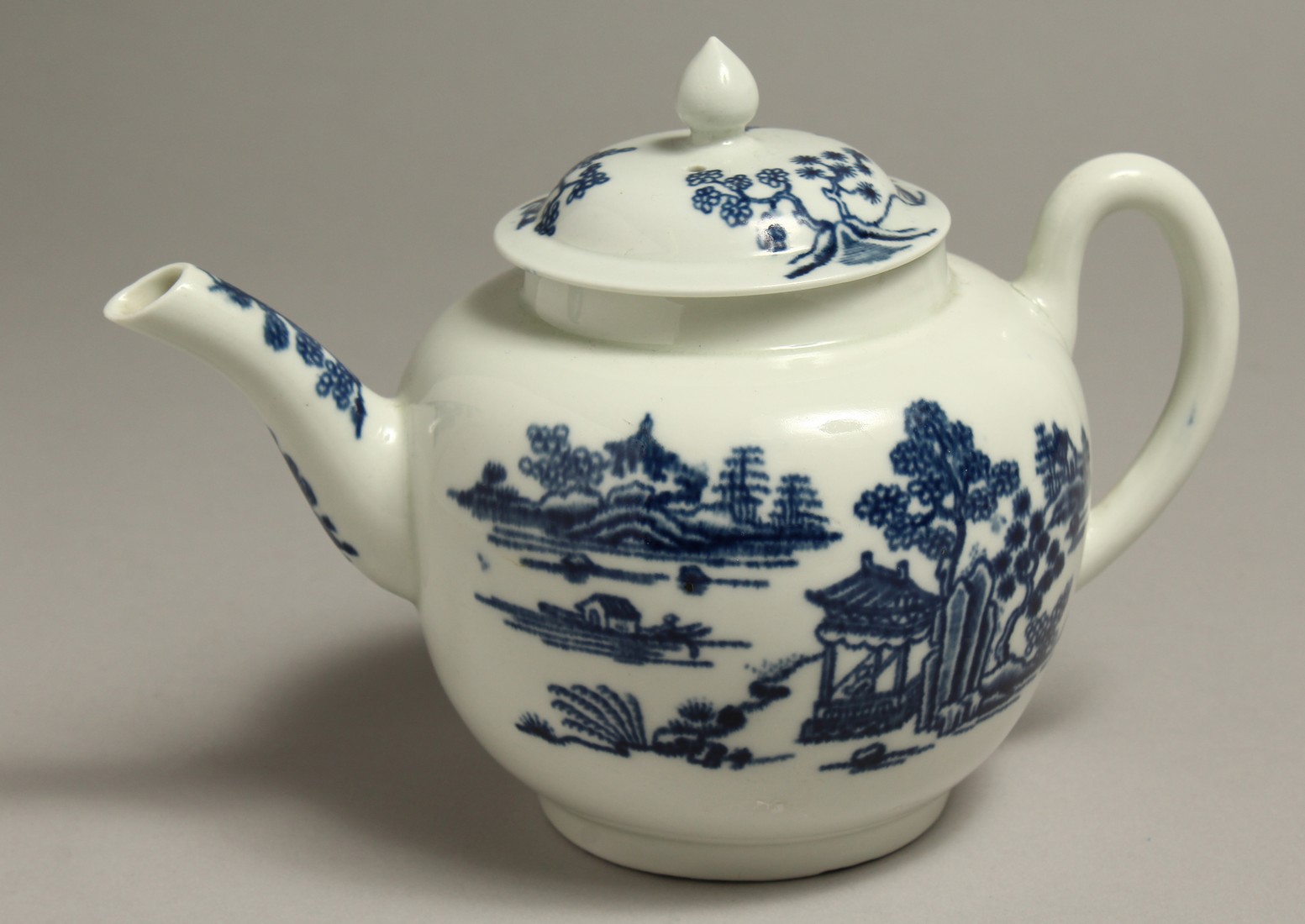 AN 18TH CENTRUY WORCESTER TEA POT AND COVER, decorated with the Man in Pavillion pattern.
