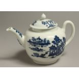 AN 18TH CENTRUY WORCESTER TEA POT AND COVER, decorated with the Man in Pavillion pattern.