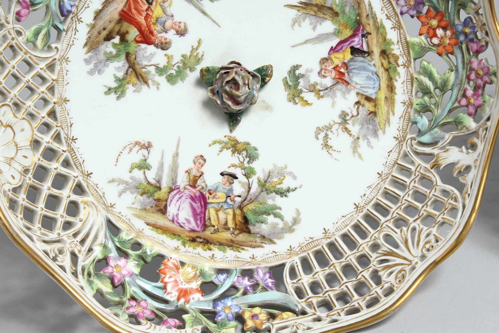 A VERY GOOD PAIR OF 19TH CENTURY DRESDEN PIERCED COMPORTS painted with flowers and figures mark in - Bild 11 aus 16