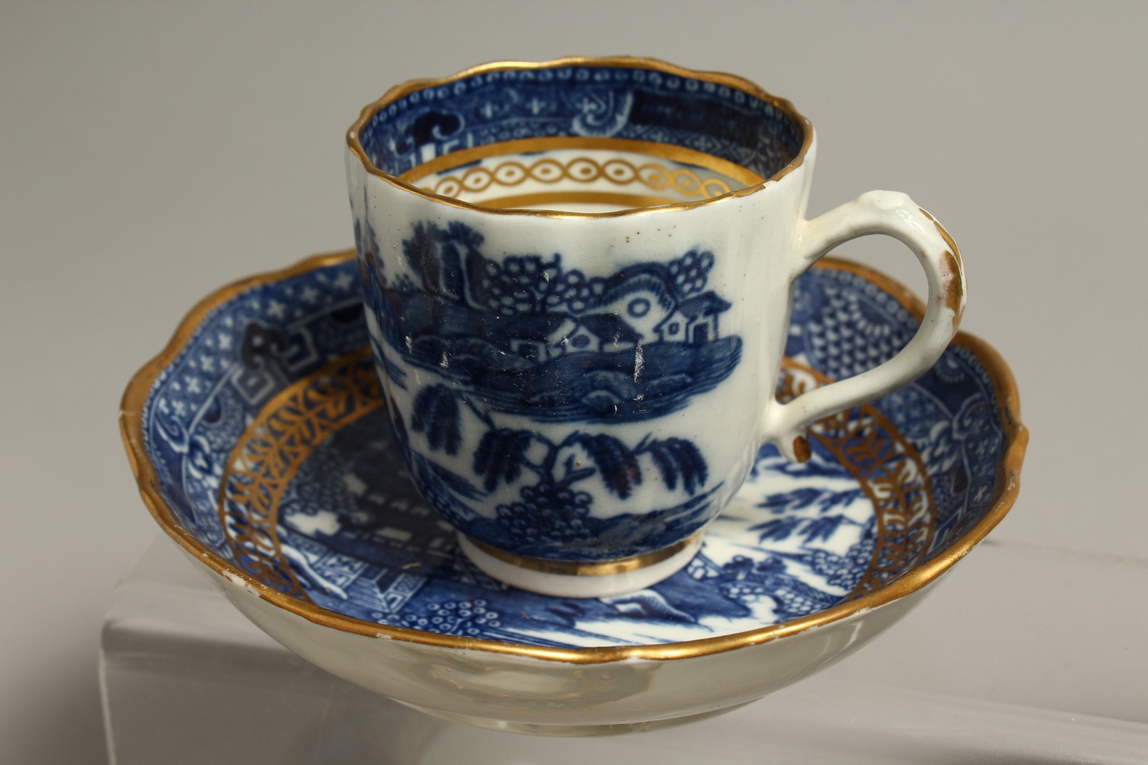 AN 18TH CENTRUY CAUGHLEY TEA BOWL AND SAUCER with the uncommon Fenced Garden pattern, together - Bild 2 aus 7
