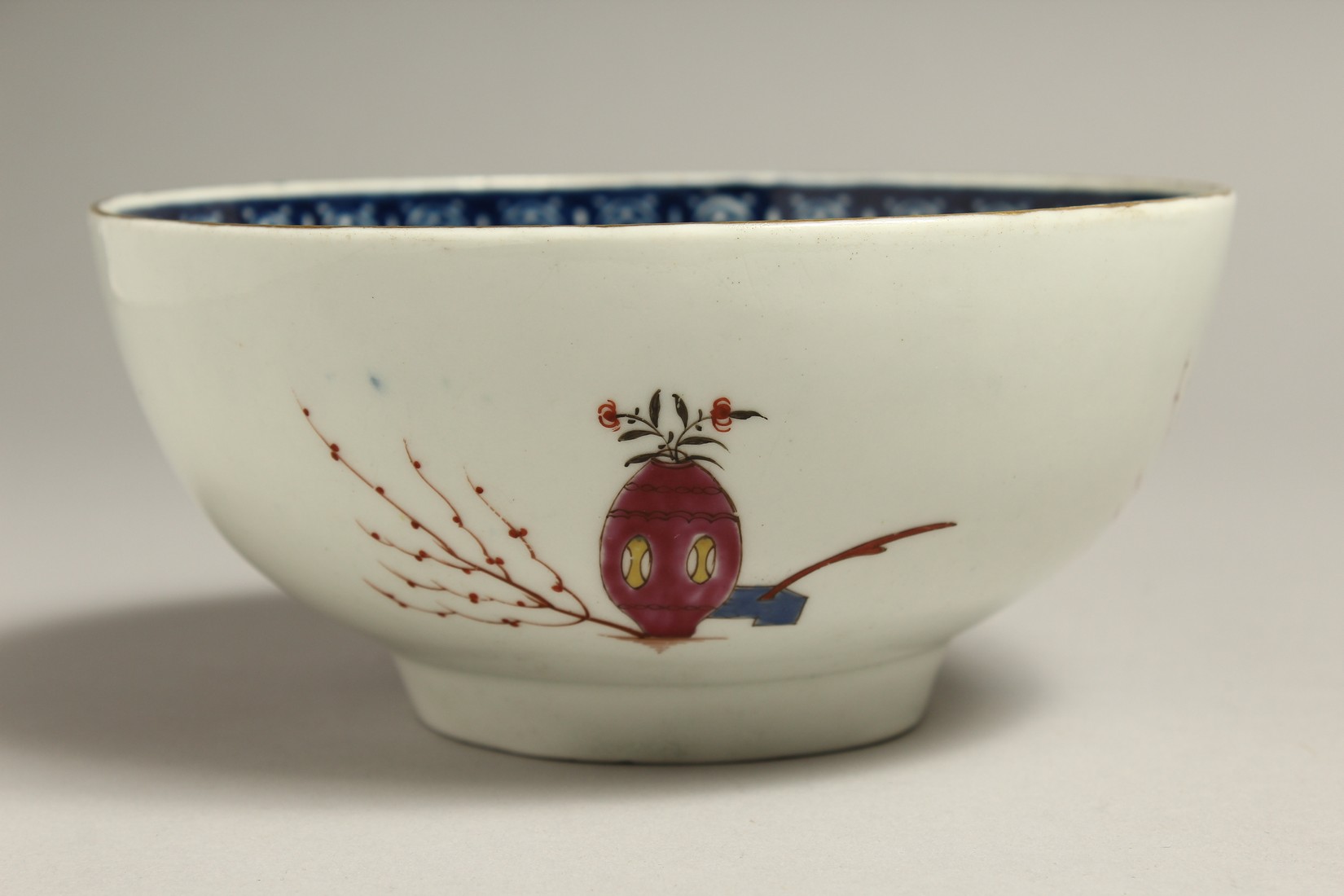 AN 18TH CENTURY WORCESTER BOWL painted with a version of the Conjurer pattern, having two figural - Bild 3 aus 6