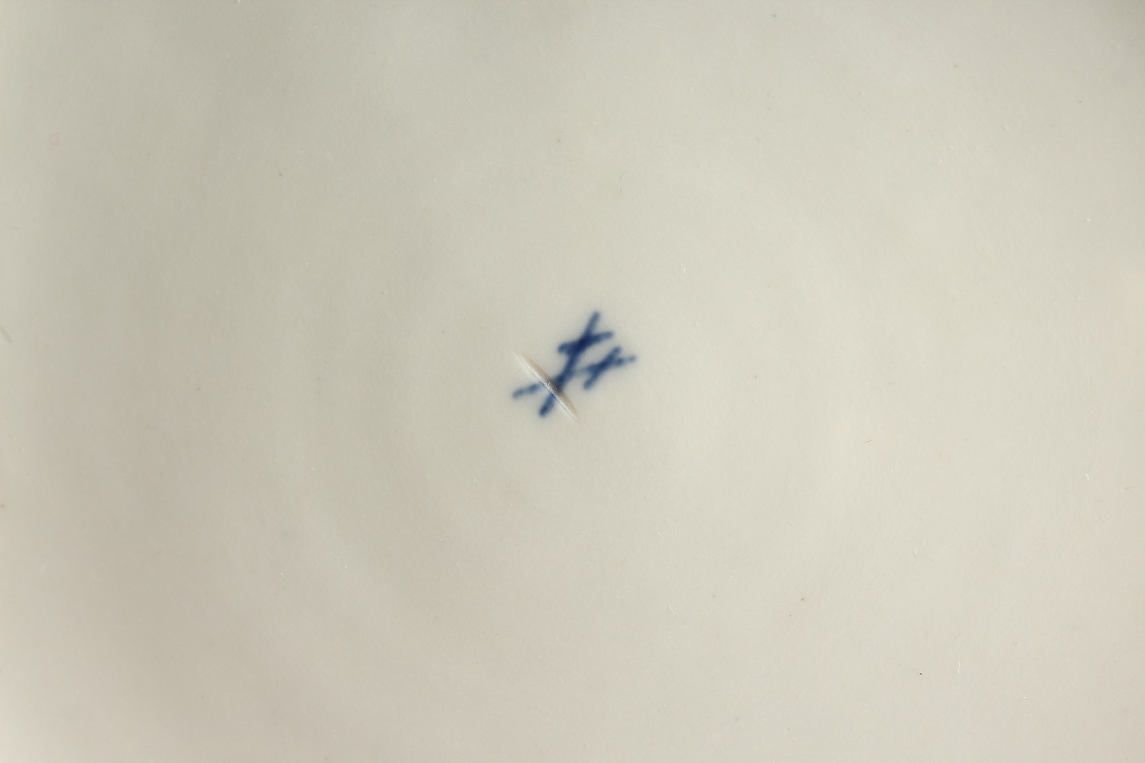 A SET OF FIVE 19TH CENTURY MEISSEN PLATES painted with garlands Cross swords mark in blue 9ins - Bild 10 aus 13