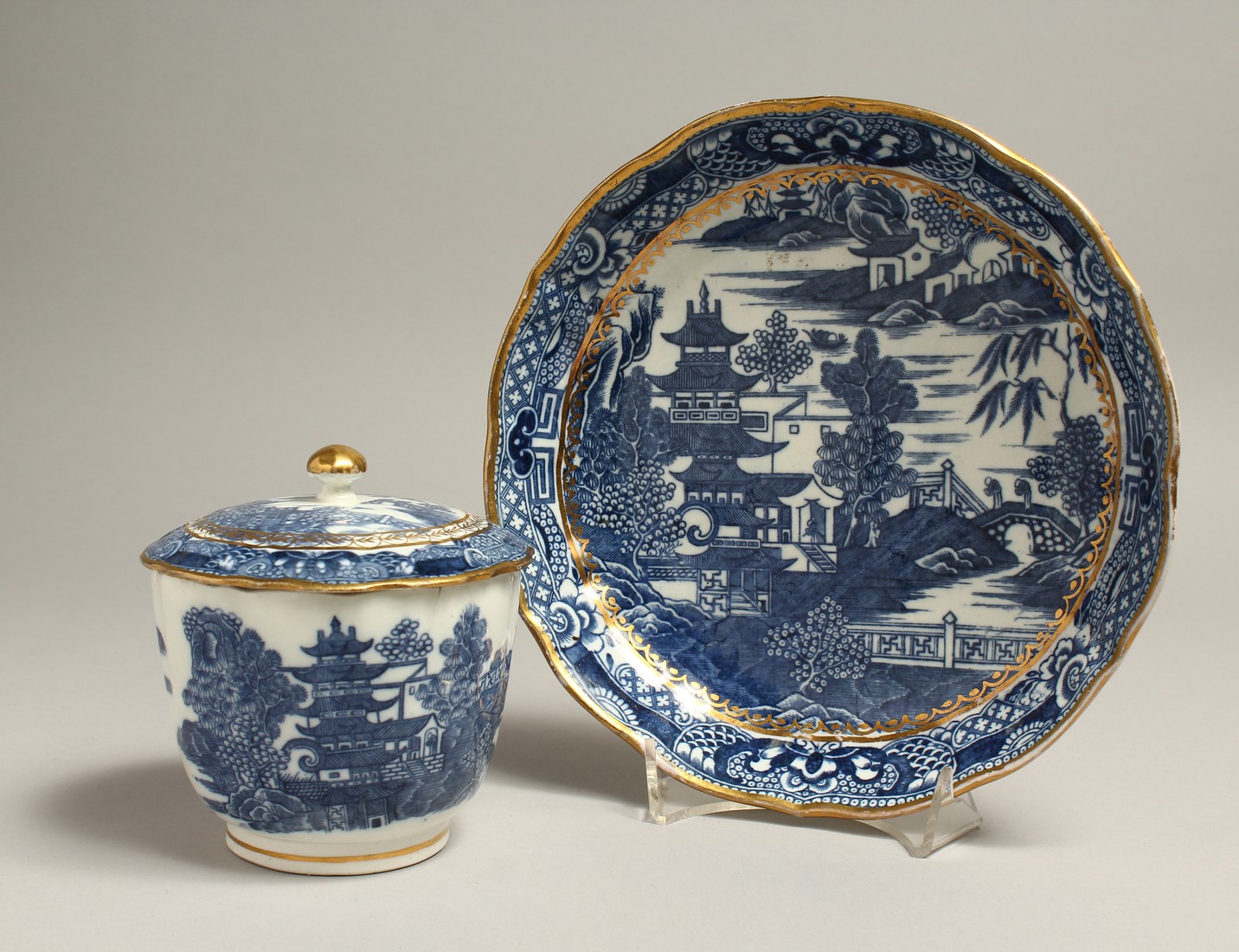 AN 18TH CENTRUY CAUGHLEY SUCRIER AND COVER in the Pagoda pattern and a matching saucer dish (3).