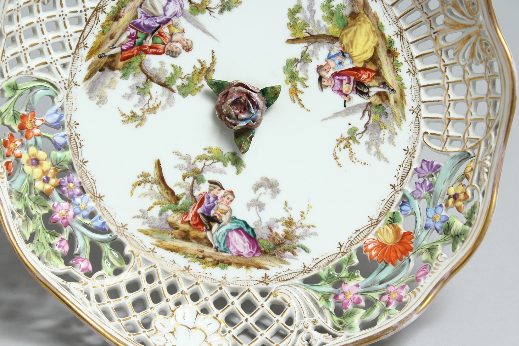 A VERY GOOD PAIR OF 19TH CENTURY DRESDEN PIERCED COMPORTS painted with flowers and figures mark in - Bild 13 aus 16