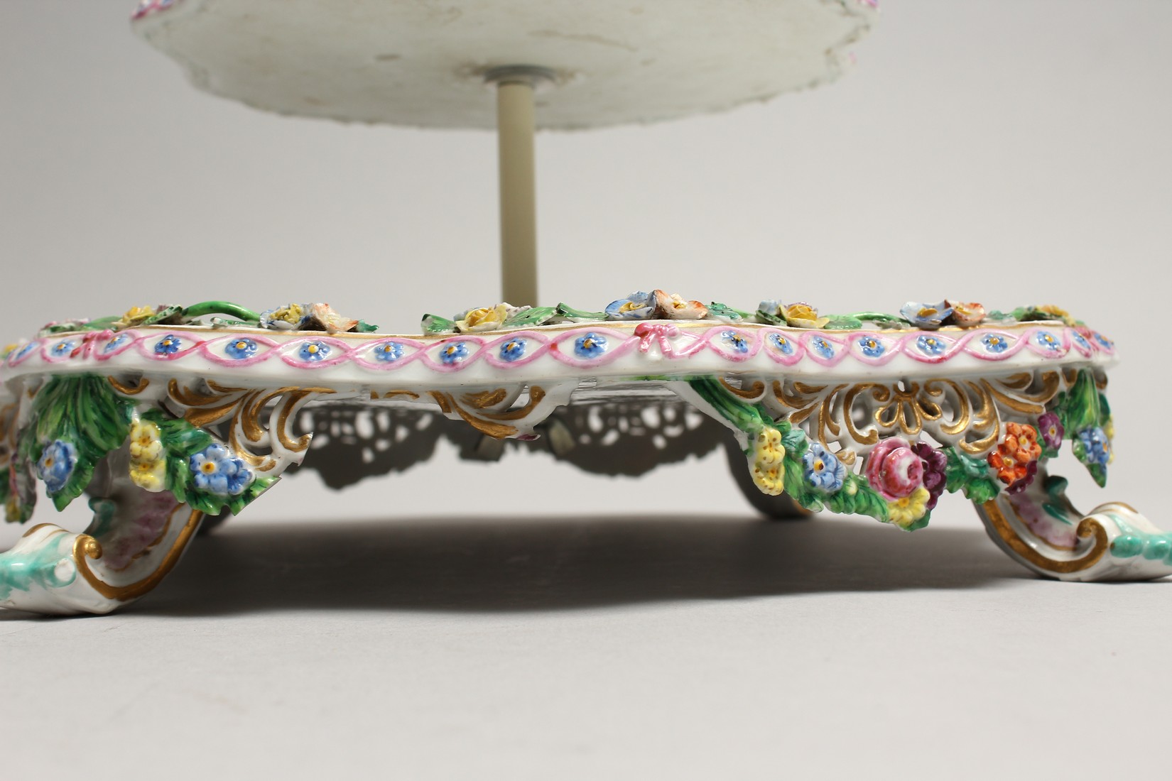 A 19TH CENTURY MEISSEN PORCELAIN TWO TIER STAND painted with roses and encrusted with flowers. Cross - Bild 4 aus 9