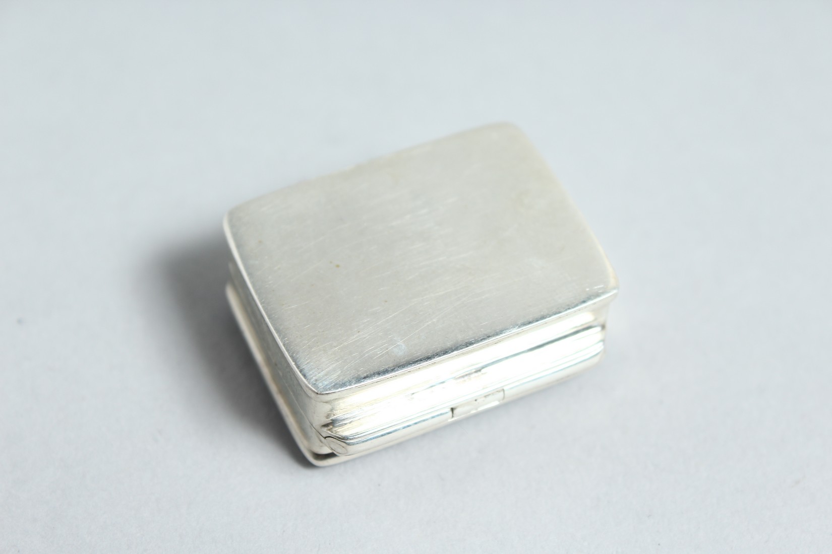 A SILVER NUDE PILL BOX. - Bild 2 aus 2