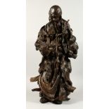 A VERY GOOD LARGE CHINESE ROOTWOOD CARVING OF AN IMMORTAL holding a peach. 27ins high.
