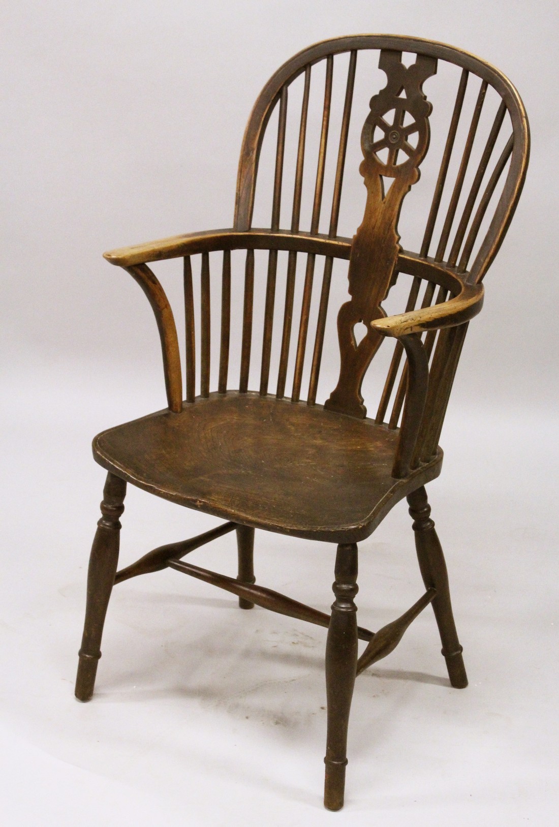 A GOOD COUNTRY WHEELBACK WINDSOR CHAIR.