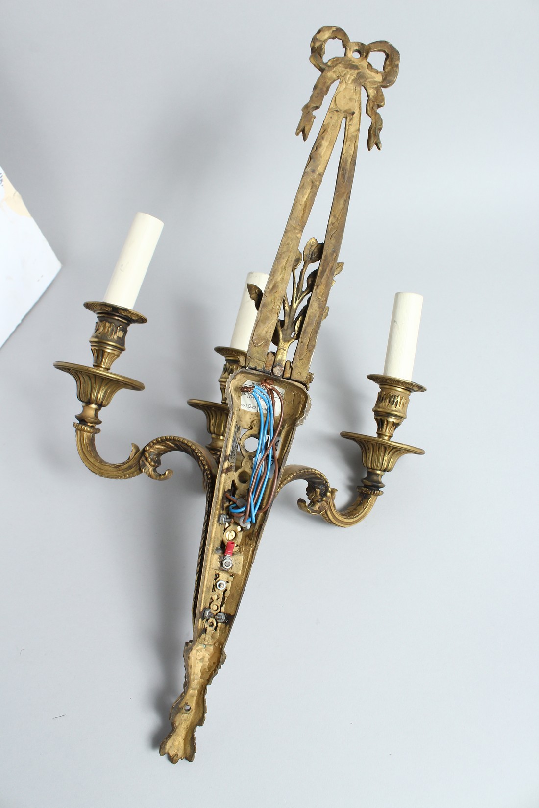 A SINGLE ORMOLU THREE LIGHT WALL APPLIQUE, with ribbon and bow finial and floral back plate. 23.5ins - Image 5 of 5