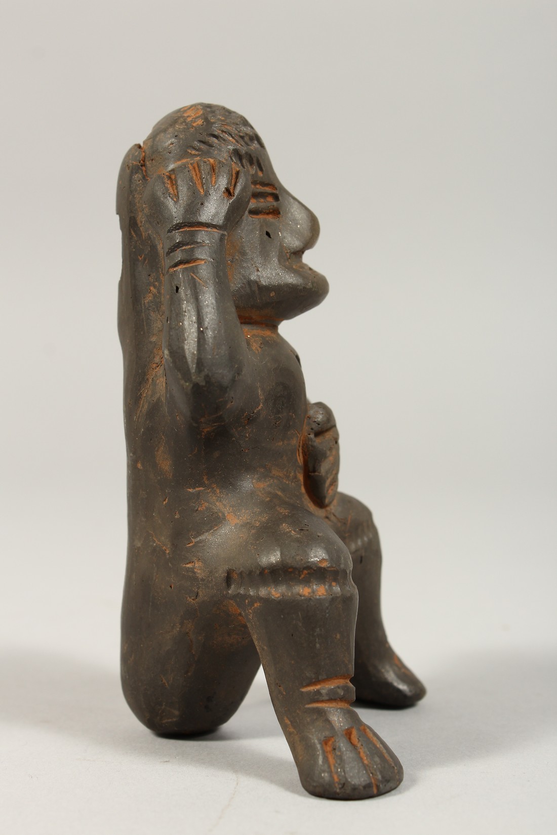 A SOUTH AMERICAN POTTERY WHISTLE as a seated figure,possibly from Peru. 4ins long - Bild 4 aus 4